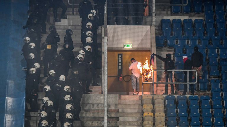 Eine verschlossene Tür verhinderte einen Polizeieinsatz im Ostseestadion.
