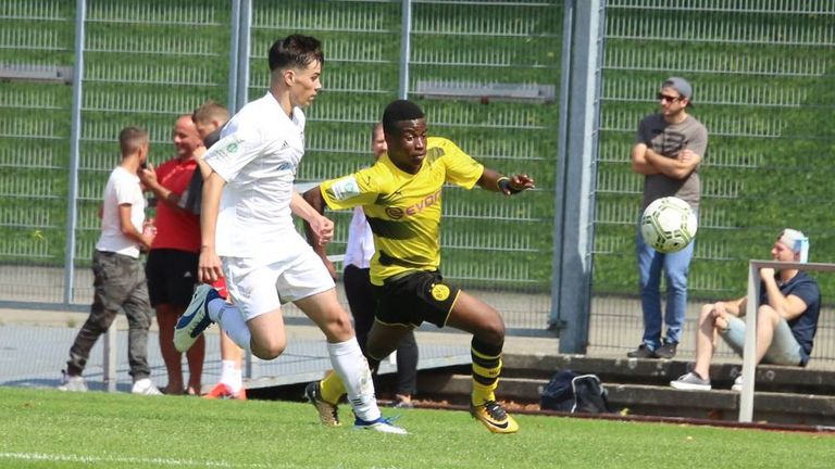 Dortmunds Nachwuchshoffnung Moukoko (rechts) schnürte im ersten U17-Saisonspiel einen Doppelpack. Quelle: Twitter/ BVBJugend
