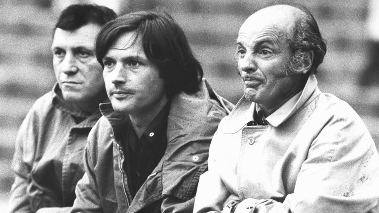 28.08.1977: Dr. Hans-Wilhelm Müller-Wohlfahrt und Trainer Dettmar Cramer beim Spiel des FC Bayern München gegen den 1. FC Köln.