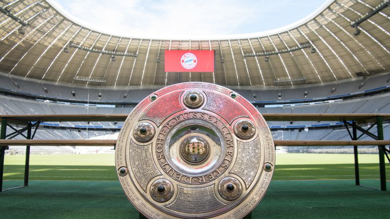 Die Errungenschaft der letzten Saison kommt natürlich auch aufs Foto.