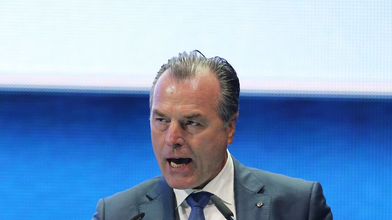 Der schärfste Kritiker von Clemens Tönnies ist wieder aus dem Aufsichtsrat von Schalke 04 ausgeschlossen. 