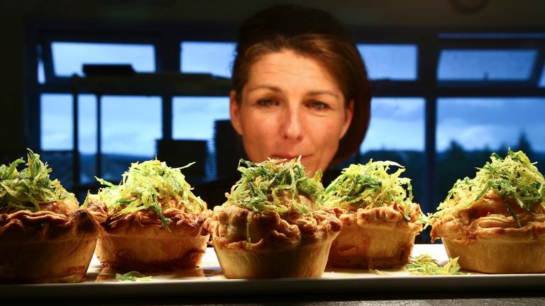 Chefköchin Em Franklin bereitet das vegane Essen für die Stadionbesucher zu. 