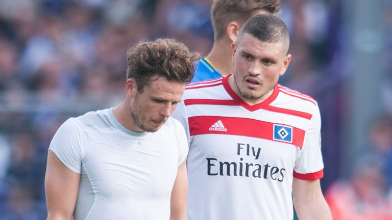 Müller (l.) hatte sich beim Jubel über sein Tor zum 1:0-Sieg über den FC Augsburg das Kreuzband im rechten Knie gerissen.