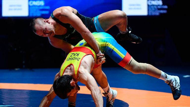 Frank Stäbler besiegt den Kasachen Demeu Schadrajew im Finale.