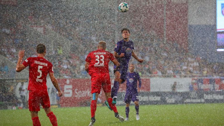 Schiedsrichter Benjamin Brand muss die Partie in Heidenheim abbrechen.