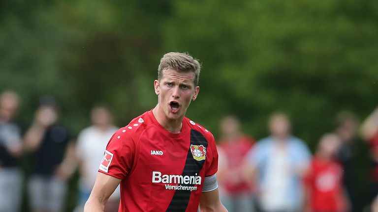 Lars Bender ist bei einem Trainingsspiel umgeknickt - ein MRT soll die genaue Diagnose liefern.