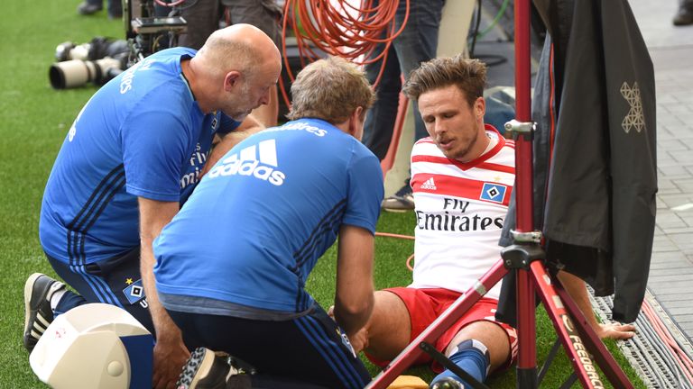 Nicolai Müller muss nach dem Treffer verletzt vom Platz