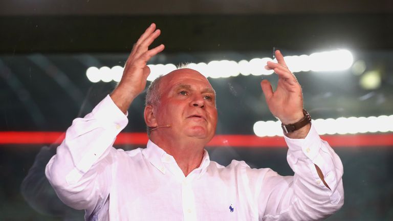 Uli Hoeneß ärgert sich über die Wechsel-Posse um Dortmunds Ousmane Dembele.