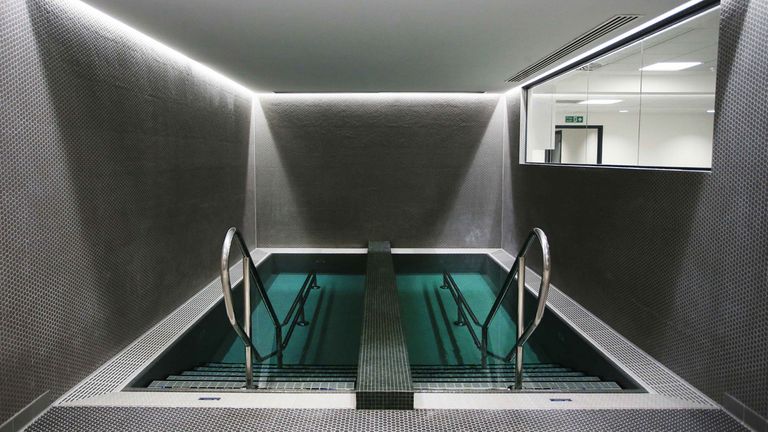 Auch ein hochmodernes Kneippbecken steht den Spielern von Trainer Pep Guardiola zur Verfügung. Da macht Erholung gleich doppelt Spaß.
 (Quelle Bild: Twitter @Mancity)