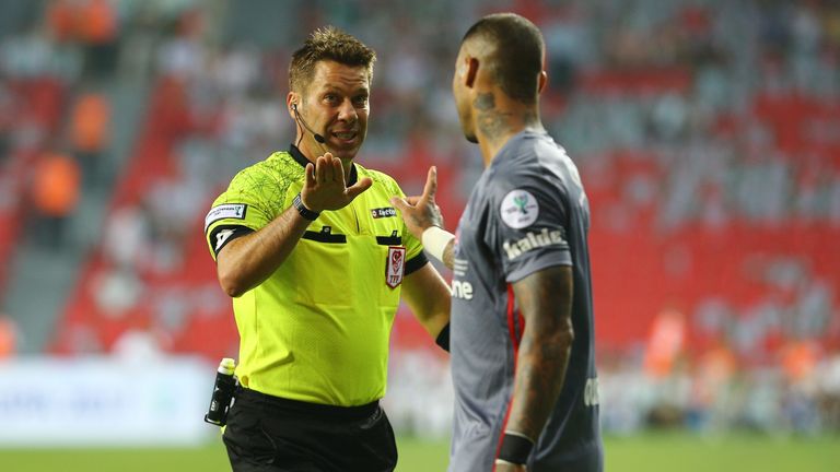 Auf Besiktas-Star Quaresma wurde von den Zuschauerrängen ein Klappmesser geworfen.