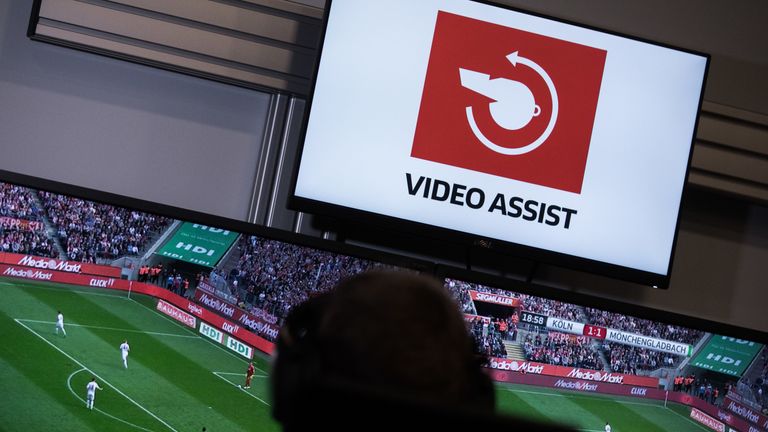 Am ersten Spieltag kommt es in einigen Stadien zu einem Ausfall des Video-Assistenten.