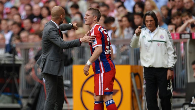 10.05.2014: Pep Guardiola spricht mit Bastian Schweinsteiger nach dessen Auswechslung und zeigt in Richtung des Mannschaftsarztes Hans-Wilhelm Müller-Wohlfahrt.
