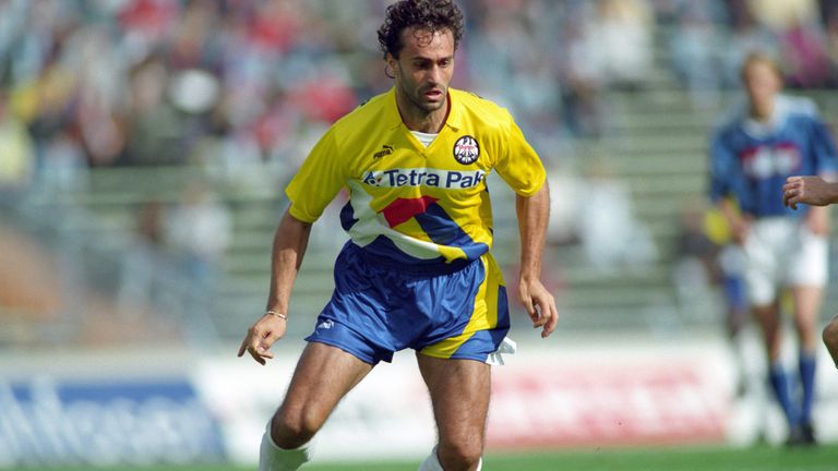 Den Trikotsponsor als Vorlage fürs Trikot genommen? Check! Das Jersey von Eintracht Frankfurt von 1993 erinnert sehr an eine Getränkeverpackung. 