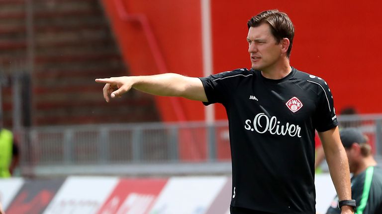 Kickers-Trainer Stephan Schmidt wartet weiter auf den ersten Sieg.