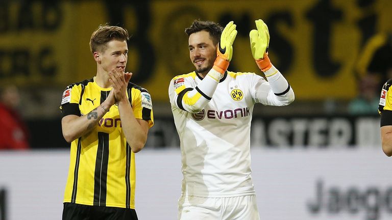 Roman Bürki (r.) hat Erik Durms Wechsel nach Stuttgart schon als perfekt vermeldet.