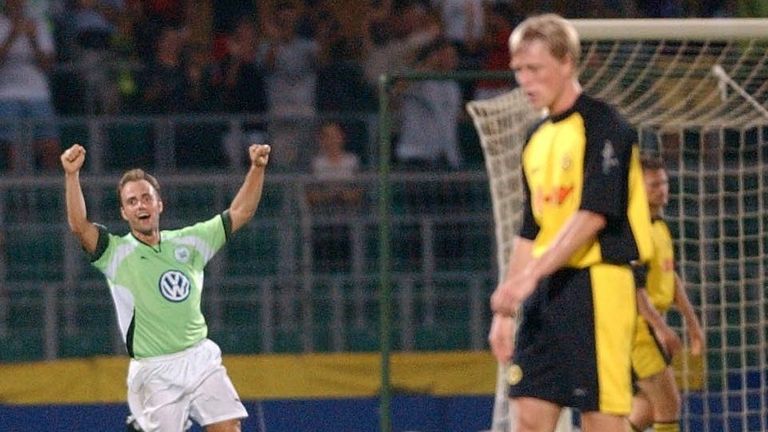 25.08.2001: Ein schnelles Ende der Pokal-Träume erlebte der BVB gegen die Amateurmannschaft des VfL Wolfsburg. Das Spiel ging mit 0:1 verloren. 