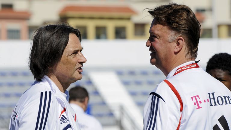 08.01.2010: Cheftrainer Louis van Gaa unterhält sich in Dubai während der Trainingseinheit im Al Nasr Stadion mit Teamarzt Dr. Hans-Wilhelm Müller-Wohlfahrt.
