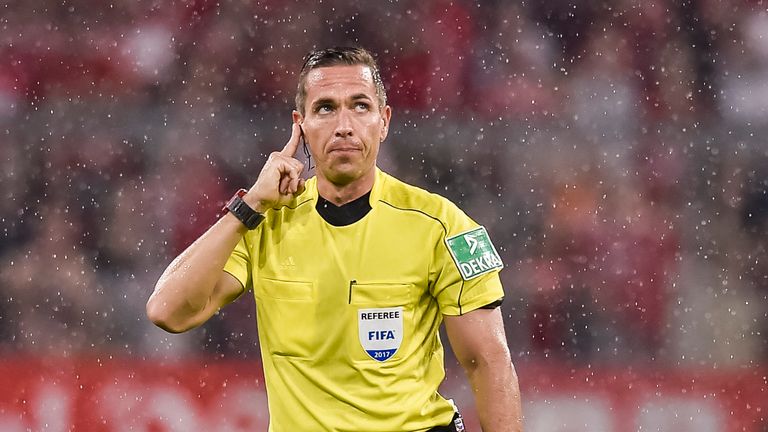 Stieler nimmt während der Partie zwischen Bayern und Leverkusen Kontakt zum Videoschiedsrichter auf.