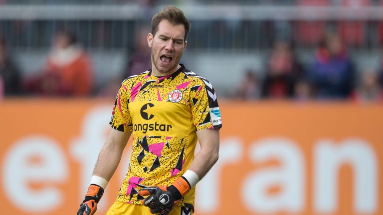 "Farbe bekennen gegen Homophobie" lautete das Motto des FC St. Pauli in der Saison 2015/16. Motto: 10 von 10. Trikot im Ananas-Psychedelic-Look: 1 von 10.