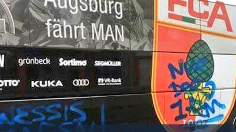 Der Mannschaftsbus vom FC Augsburg wurde beschmiert. (Quelle: Twitter @RolfStoermann)
