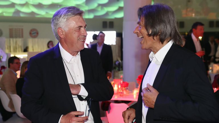 20.05.2017: Dr. Müller-Wohlfahrt und Cheftrainer Carlo Ancelotti bei den Feierlichkeiten zur gewonnenen Meisterschaft. 