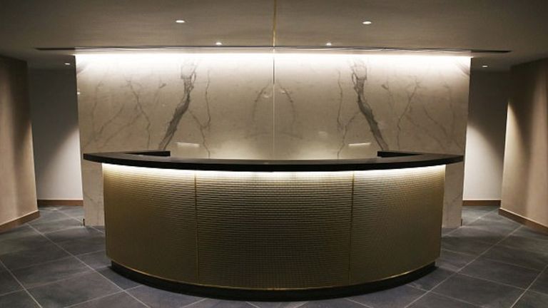 Auch Fans können eine ganz neue Erfahrung sammeln. Im Tunnel Club kommen die Anhänger ihren Idolen wie noch nie. So sieht der Eingang zu den Räumlichkeiten aus. (Quelle Bild: Twitter @MailOnline)