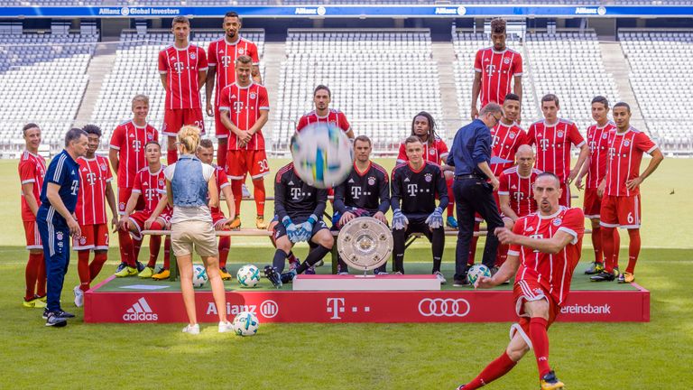 Während sich die Team-Kollegen formieren, übt sich der Franzose im Fotografen-Abschießen.