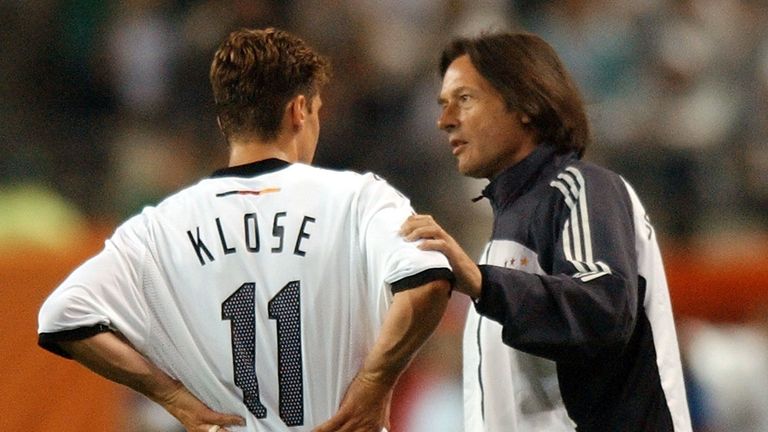 05.06.2002: Beim WM-Gruppenspiel Deutschland - Irland (1:1) beraten sich Dr. Müller-Wohlfahrt und Miroslav Klose.