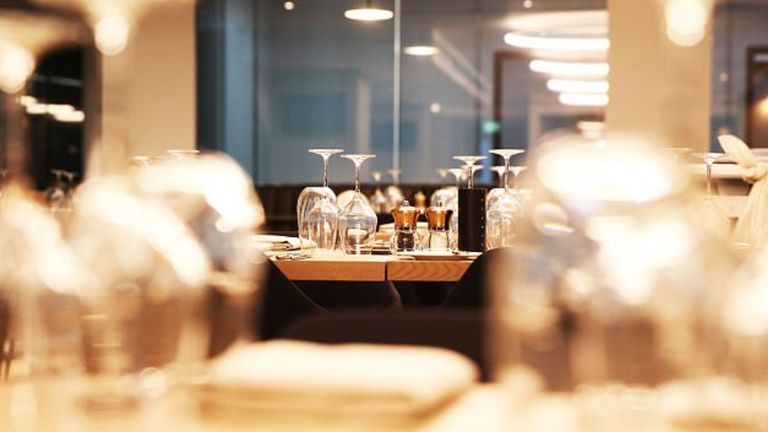 Für Schlappe 9000 Pfund pro Saison kann man im Tunnel Club auch bestens essen. Und Leroy Sane & Co. laufen praktisch direkt daran vorbei. (Quelle Bild: Twitter @Mancity)