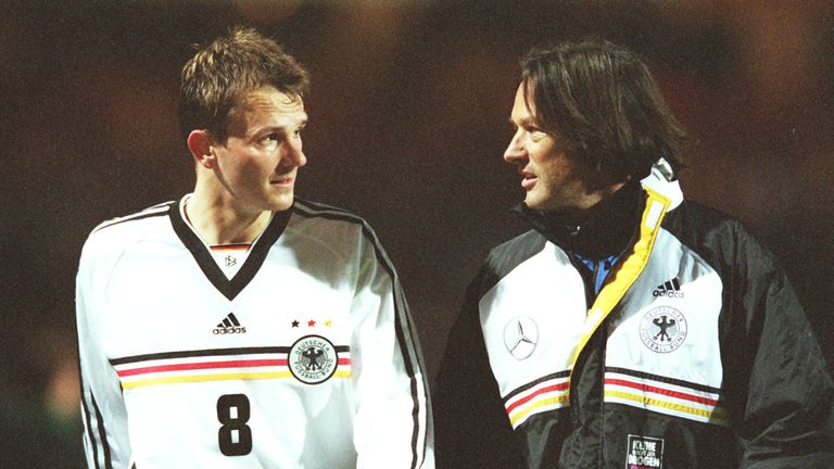 31.3.1999: Nationalspieler Dietmar Hamann von Newcastle United unterhält sich im Nürnberger Frankenstadion beim Gang in die Kabine mit dem Mannschaftsarzt Müller-Wohlfahrt