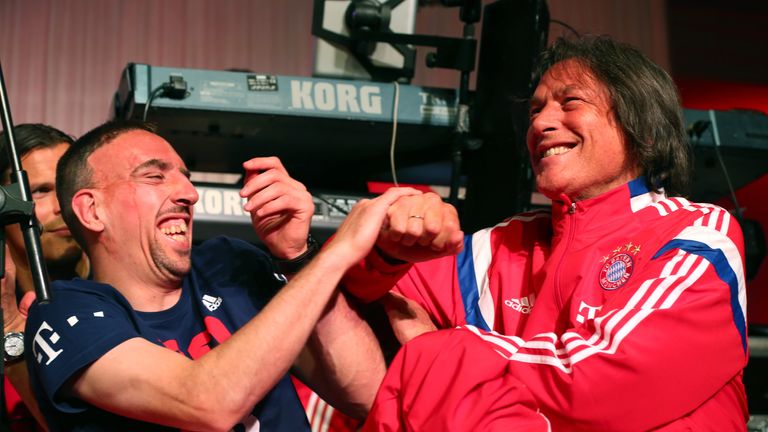 17.05.2014: Müller-Wohlfahrt und Franck Ribery freuen sich über den Gewinn des DFB-Pokals. 