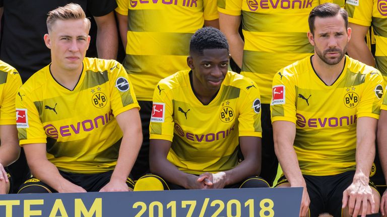 Ousmane Dmebele lächelt geqüalt beim BVB-Teamshooting.