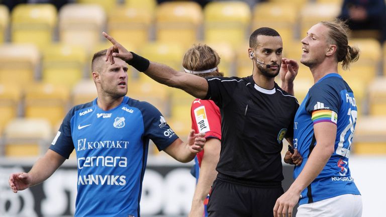 Steht Schweden vor einem Wettskandal? Es gibt Indizien, dass der Zweitligist Norrby IF (in blau) involviert ist.