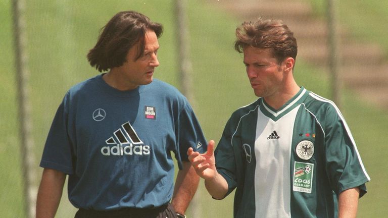 25.07.1999: Lothar Matthäus und Dr. Müller-Wohlfahrt im Gespräch.