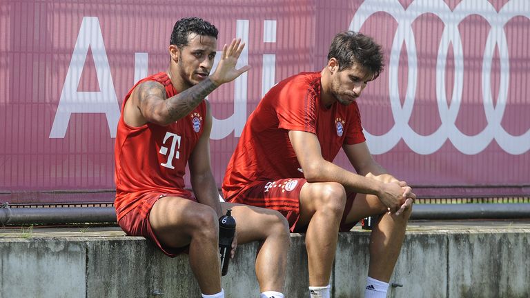 Thiago (l.) hatte den Münchnern zuletzt wegen einer Bauchmuskelverletzung gefehlt, Martínez musste nach Problemen an der Wadenmuskulatur aussetzen.