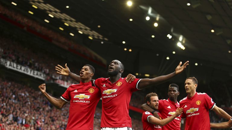 Romelu Lukaku trifft in seinem ersten Premier-League-Spiel für Manchester United gleich doppelt. 