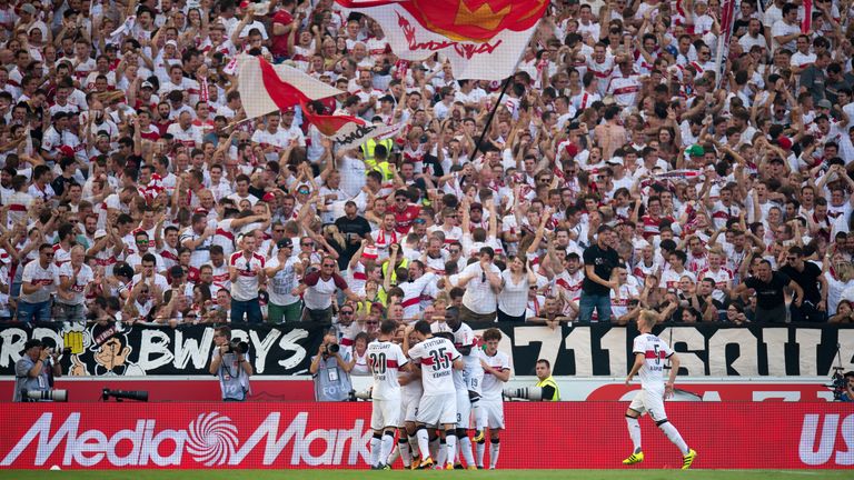 Die Stuttgarter feiern den 1:0 Siegtreffer von Holger Badstuber. 
