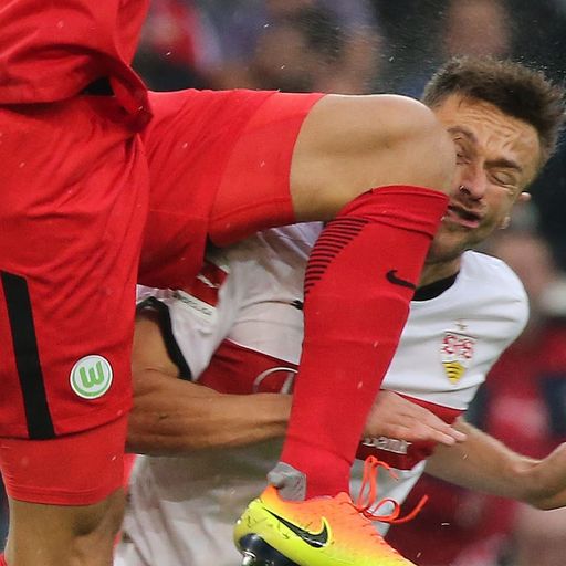 Koen Casteels erwischt Christian Gentner am Kopf