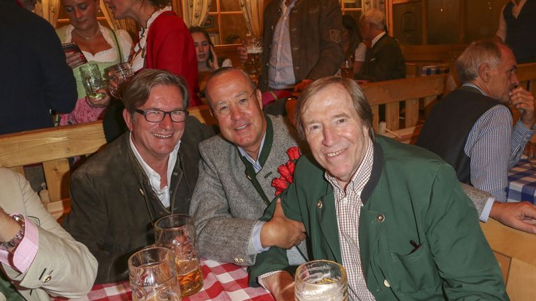 Ruhiger geht es bei Fußball-Legende Günter Netzer zu. Er besucht das Oktoberfest mit den Unternehmern Thomas Haffa und Christoph Botschen.