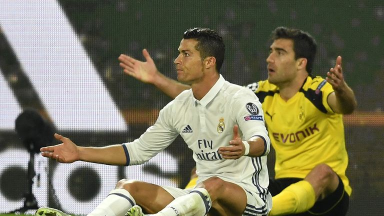 Dortmunds Sokratis (r.) kennt Cristiano Ronaldo noch bestens von den CL-Duellen in der vergangenen Saison.
