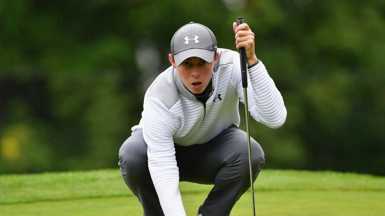 Matthew Fitzpatrick holt sich den Siegercheck in Crans-Montana ab.