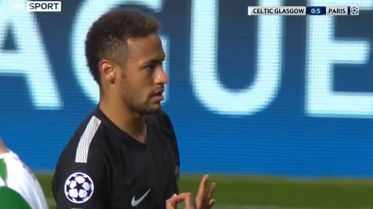 Neymar will Ralston provozieren und zeigt dem Celtic-Verteidiger drei Finger.