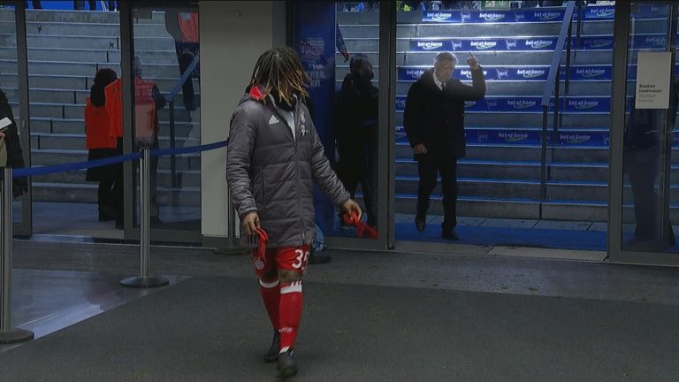 Nach dem Bundesligaspiel bei Hertha BSC zeigte Carlo Ancelotti seinen Mittelfinger in Richtung Zuschauer. Zuvor war der Italiener offenbar bespuckt worden. Der DFB-Kontrollausschuss stellte das Verfahren gegen ihn ein. Ancelotti leistet jedoch eine Spende in Höhe von 5000 Euro an die Sepp-Herberger-Stiftung des Verbandes.