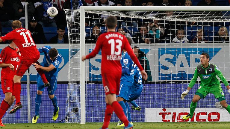 Stefan Kießling trifft 2013 das Hoffenheimer Tor nur via Bandenabpraller hinten durchs Außennetz. Schiri Ittrich übersieht's und gibt den Treffer.