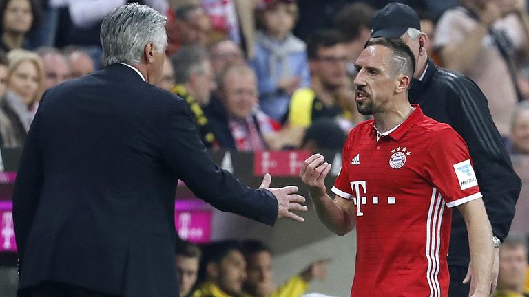 Im April nimmt Ancelotti Ribery gegen den BVB vom Platz - ganz zum Entsetzen des Franzosen. 'Ich habe ihn gefragt was los ist', so der 34-Jährige. Zur Versöhnung drückt der Trainer Ribery einen Kuss auf die Wange.