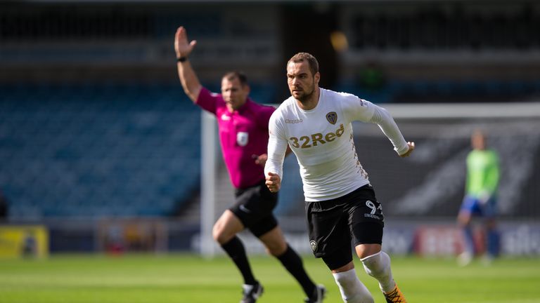 Pierre-Michel Lasogga trifft erneut für Leeds United und feiert die Geburt seiner Tochter.