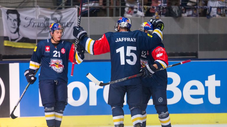 Die Münchner feiern den vierten Sieg im vierten Spiel.