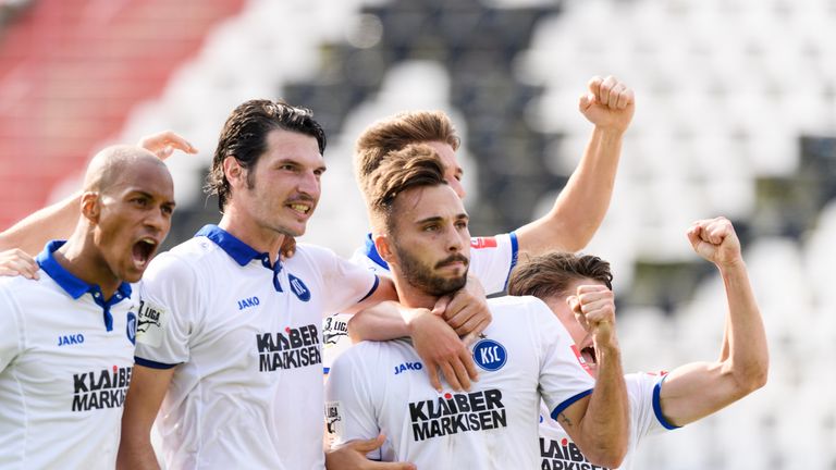 Jubel nach Tor zum 2:0 Siegtreffer des Karlsruher SC.