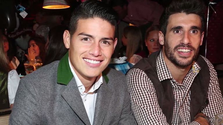 Neuzugang James feiert seine Oktoberfest-Premiere. Begleitschutz bekommt er von Teamkollege Javi Martinez.