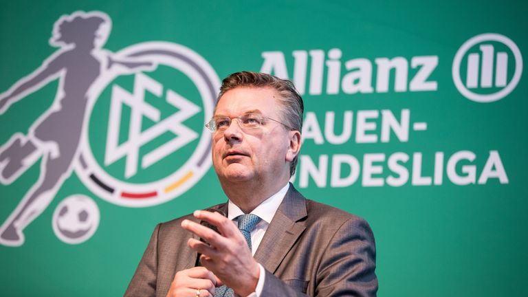 DFB-Präsident Reinhard Grindel äußert sich zu den negativen Vorkommnissen in Prag. 